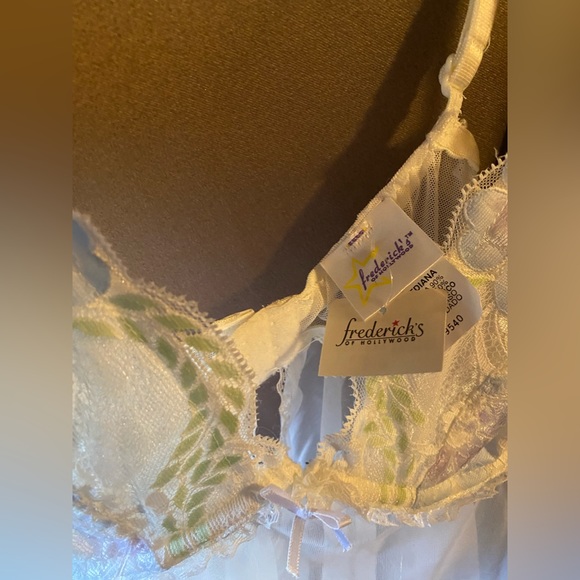 Cute set. Fredericks of Hollywood nightie and thong is not that brand. Both NEW - Picture 2 of 4